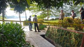 Polisi melakukan olah TKP di lokasi penemuan mayat pria di kawasan Taman Hijau RSUD Muhammad Sani. Foto: ricky/KepriHeadline.id