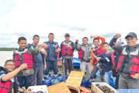 PT Timah Area Kundur melepaskan 300 ekor bibit kepiting bakau di Perairan laut Kundur, Kamis (6/3/2025) lalu. Foto: Humas PT Timah