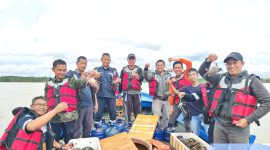 PT Timah Area Kundur melepaskan 300 ekor bibit kepiting bakau di Perairan laut Kundur, Kamis (6/3/2025) lalu. Foto: Humas PT Timah