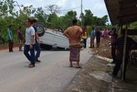 Mobil Lurah Tanjungbatu Terbalik di Jalan Kampung Asam. Foto: Istimewa