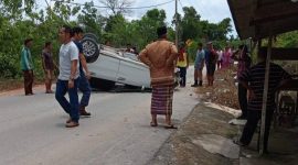Mobil Lurah Tanjungbatu Terbalik di Jalan Kampung Asam. Foto: Istimewa