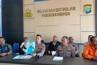 Wakapolres Karimun Kompol Reza Anugrah Arif menunjukkan foto korban Sandeep. Foto: ricky/KepriHeadline.id