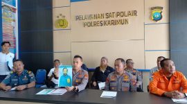 Wakapolres Karimun Kompol Reza Anugrah Arif menunjukkan foto korban Sandeep. Foto: ricky/KepriHeadline.id