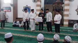 Gubernur Ansar Ahmad menyerahkan bantuan dana hibah ke pengurus masjid Baiturrahman, Teluk Air. Foto: Istimewa/KepriHeadline.id 