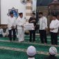Gubernur Ansar Ahmad menyerahkan bantuan dana hibah ke pengurus masjid Baiturrahman, Teluk Air. Foto: Istimewa/KepriHeadline.id 
