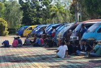 Tuntut Penertiban Taksi Online, Puluhan Supir Angkot Getuduk Kantor Bupati. Foto: Istimewa