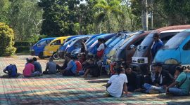 Tuntut Penertiban Taksi Online, Puluhan Supir Angkot Getuduk Kantor Bupati. Foto: Istimewa