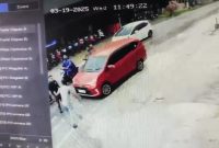Tangkapan layar rekaman CCTV yang merekam perkelahian dua orang supir di Karimun. FOTO: Istimewa