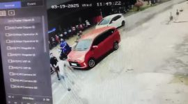 Tangkapan layar rekaman CCTV yang merekam perkelahian dua orang supir di Karimun. FOTO: Istimewa