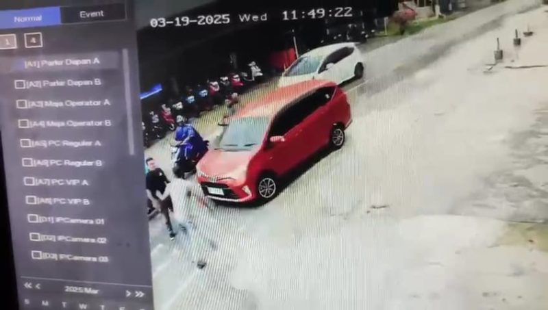 Tangkapan layar rekaman CCTV yang merekam perkelahian dua orang supir di Karimun. FOTO: Istimewa