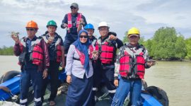Tingkatkan Hasil Tangkapan Nelayan dan Jaga Ekosistem Pesisir, PT Timah Lepaskan Ribuan Bibit Kepiting Bakau di Perairan Kundur dan Karimun. FOTO: Corporate Communication PT Timah Tbk