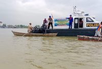Satpolairud Polres Karimun Salurkan Bantuan Sembako bagi Nelayan Pesisir Karimun. FOTO: Satpolairud Polres Karimun.