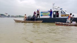 Satpolairud Polres Karimun Salurkan Bantuan Sembako bagi Nelayan Pesisir Karimun. FOTO: Satpolairud Polres Karimun.