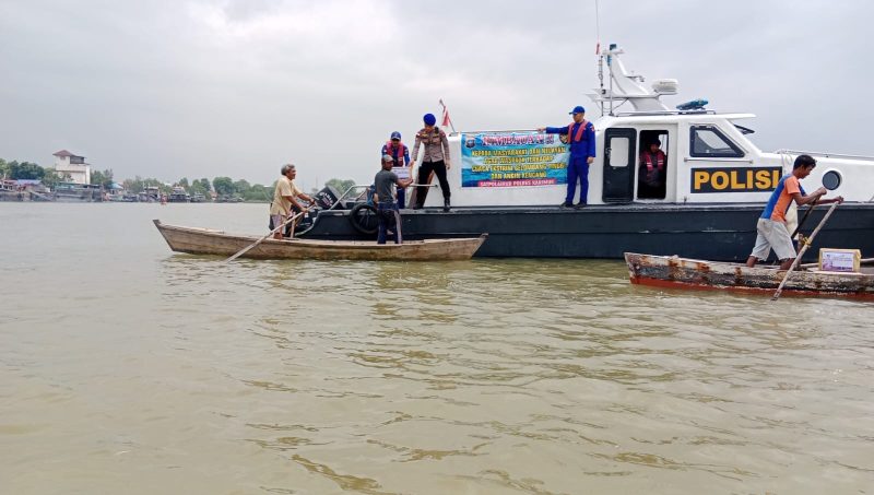 Satpolairud Polres Karimun Salurkan Bantuan Sembako bagi Nelayan Pesisir Karimun. FOTO: Satpolairud Polres Karimun.