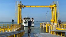 Kapal Roro di Pelabuhan Roro Parit Rampak, Kabupaten Karimun. FOTO: Istimewa