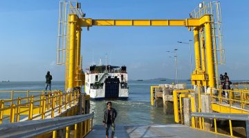 Kapal Roro di Pelabuhan Roro Parit Rampak, Kabupaten Karimun. FOTO: Istimewa