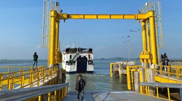 Kapal Roro usai berlabuh di Pelabuhan Parit Rempak, Kecamatan Meral. FOTO: Istimewa