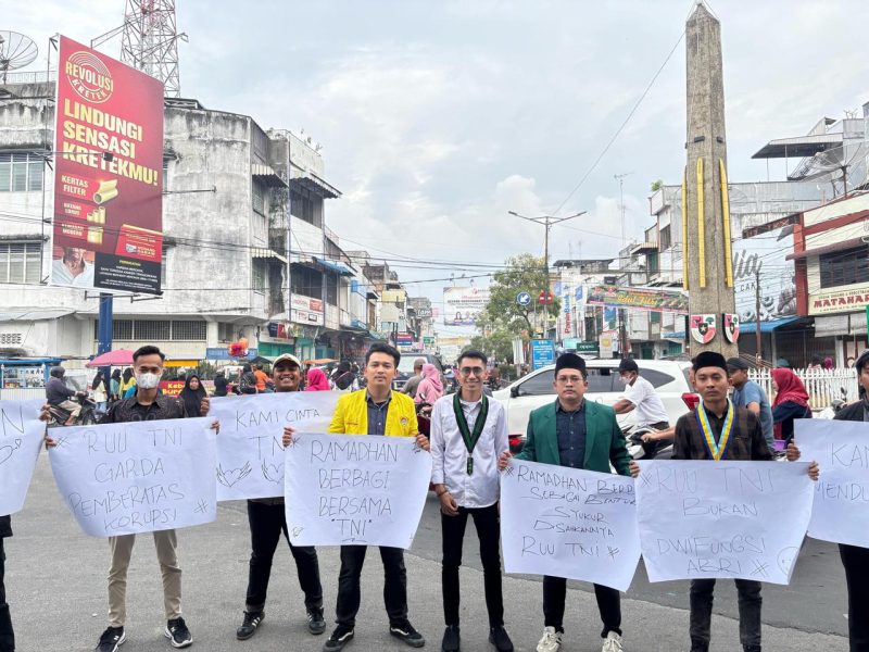 Mahasiswa Cipayung HMI Asahan Dukung UU TNI dengan Aksi Sosial, Bagikan 700 Paket Takjil Gratis. Foto: Istimewa