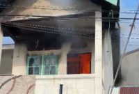 Api Nyaris Membakar Rumah Sewa di Teluk Air. Foto: Tangkapan Layar Video