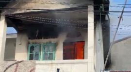 Api Nyaris Membakar Rumah Sewa di Teluk Air. Foto: Tangkapan Layar Video