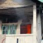 Api Nyaris Membakar Rumah Sewa di Teluk Air. Foto: Tangkapan Layar Video