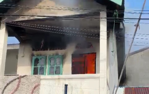 Api Nyaris Membakar Rumah Sewa di Teluk Air. Foto: Tangkapan Layar Video