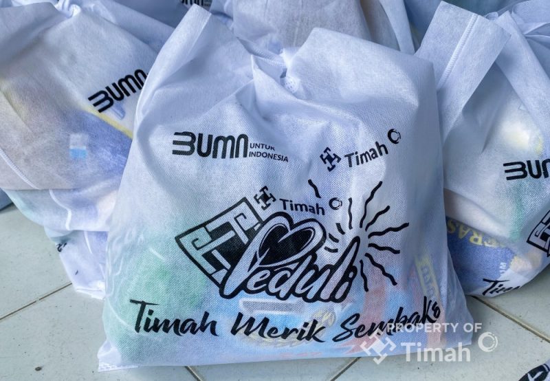 Dukung Ketahanan Pangan Warga, PT Timah Bagikan Ribuan Paket Sembako untuk Warga di Wilayah Operasional Perusahaan . FOTO: Corporate Communication PT Timah Tbk