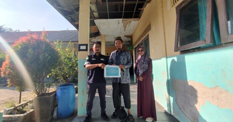 Tingkatkan Sarana dan Prasarana Pendidikan, PT Timah Serahkan Bantuan untuk Madrasah Ibtidaiyah Darul Jannah Karimun. FOTO: Corporate Communication PT Timah Tbk
