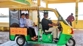 Gubernur Kepulauan Riau, Ansar Ahmad, mengajak Menteri Pendidikan Tinggi, Sains, dan Teknologi Republik Indonesia, Prof. Brian Yuliarto saat mengunjungi Pulau Penyengat, Tanjungpinang. FOTO: Diskominfo Kepri