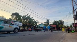 Kondisi tiang listrik yang tumbang di Jalan MT Haryono, Kelurahan Tebing