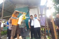 Reka adegan saat tersangka Luwis Lanadi mengantung korban Berna Rivaldo di Pondok Kebun di Jalan Poros. Foto: ricky/KepriHeadline.id 