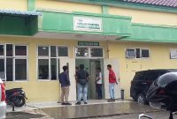 Suasana di Instalasi Pemulasaraan Jenazah RSUD Muhammad Sani, saat polisi melakukan visum terhadap AA. FOTO: istimewa