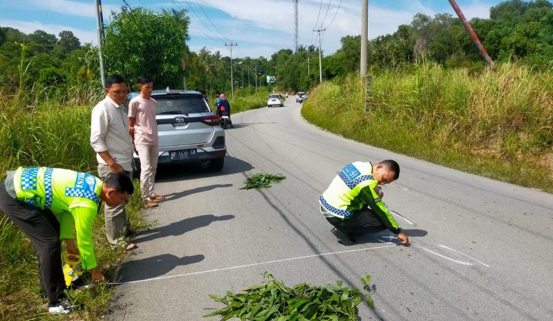 Petugas Satlantas Polres Karimun melakukan olah TKP di lokasi kecelakaan maut antara Kawasaki Ninja dan Daihatsu Rocky. FOTO: Istimewa