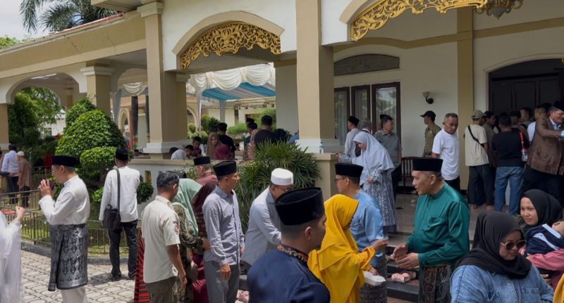 Ribuan Warga Hadiri Open House Bupati dan Wakil Bupati Karimun. FOTO: Istmewa