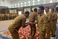 Bupati Iskandarsyah Pimpin Apel Perdana Usai Libur Lebaran. FOTO: Deran/Diskominfo Karimun