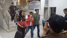 Tersangka Rusnaidi alias Jhon Kampar digiring Penyidik Pidsus Kejari Karimun ke Mobil Tahanan, usai ditetapkan sebagai tersangka. FOTO: Istimewa