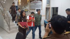 Tersangka Rusnaidi alias Jhon Kampar digiring Penyidik Pidsus Kejari Karimun ke Mobil Tahanan, usai ditetapkan sebagai tersangka. FOTO: Istimewa