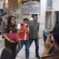 Tersangka Rusnaidi alias Jhon Kampar digiring Penyidik Pidsus Kejari Karimun ke Mobil Tahanan, usai ditetapkan sebagai tersangka. FOTO: Istimewa