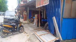 Tiga Kios di Karimun Rusak Ditabrak Mobil, Pelaku Kabur. FOTO: ricky/kepriheadline.id