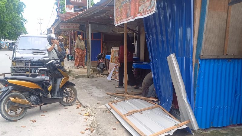 Tiga Kios di Karimun Rusak Ditabrak Mobil, Pelaku Kabur. FOTO: ricky/kepriheadline.id