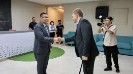 Wakil Menteri Agraria dan Tata Ruang/Wakil Kepala Badan Pertanahan Nasional (Wamen ATR/Waka BPN), Ossy Dermawan, bertemu dengan Kepala Bidang Kerjasama pada Direktorat Administratif, Kantor Kepresidenan Federasi Rusia, Oleg Tikk, beserta jajarannya pada Selasa (15/04/2025), di Kementerian ATR/BPN, Jakarta. FOTO: Biro Humas Kementerian ATR/BPN