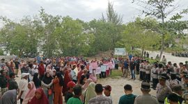Ratusan Warga Unjuk Rasa di PT Karimun Granite, Tuntut Kepastian Lingkungan dan Pemberdayaan. FOTO: istimewa