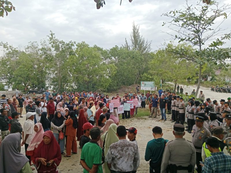 Ratusan Warga Unjuk Rasa di PT Karimun Granite, Tuntut Kepastian Lingkungan dan Pemberdayaan. FOTO: istimewa