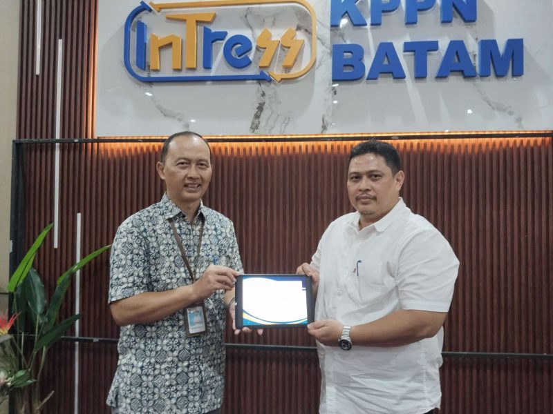 Kepala KPPN Batam Ahmad Wiyoso menyerahkan penghargaan Pengelolaan Dana Desa Terbaik kepada Pemerintah kabupaten Karimun yang diwakili Kepala Dinas Pemberdayaan Masyarakat (PMD) Kabupaten Karimun, Jackie Stewart Touw. FOTO: Istimewa