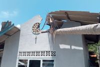 Pohon kelapa timpa rumah di Selat Mendaun. FOTO: Istimewa