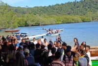 Tangkapan layar saat pengeroyokan di Pantai Telunas terjadi.