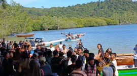 Tangkapan layar saat pengeroyokan di Pantai Telunas terjadi.