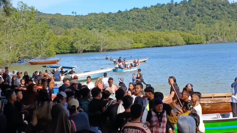 Tangkapan layar saat pengeroyokan di Pantai Telunas terjadi.