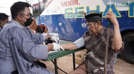 PANGKALPINANG -- Untuk mendukung peningkatan kualitas kesehatan masyarakat di lingkar tambang, PT Timah menghadirkan inisiatif program layanan kesehatan yang dilaksanakan di seluruh wilayah operasional PT Timah di Provinsi Kepulauan Bangka Belitung dan Provinsi Kepulauan Riau.

Aspek kesehatan merupakan salah satu prioritas perusahaan dalam meningkatkan kesejahteraan masyarakat. PT Timah menghadirkan layanan kesehatan secara langsung melalui Mobil Sehat.

Dalam melaksanakan program peningkatkan kualitas kesehatan masyarakat, PT Timah juga berkolaborasi dengan Pemerintah Daerah dan kelompok masyarakat.

Mobil Sehat PT Timah merupakan layanan kesehatan gratis yang memberikan pelayanan bagi masyarakat hingga ke pelosok-pelosok. Sejak diluncurkan pada 2020 lalu, Mobil Sehat PT Timah telah melayani belasan ribu warga. Pada tahun 2024, telah melayani 5.727 warga di Provinsi Kepulauan Bangka Belitung dan Provinsi Kepulauan Riau.

Di Mobil Sehat, PT Timah tak hanya memberikan pelayanan kesehatan tapi juga mengedukasi tentang pola hidup sehat bagi masyarakat. Kehadiran Mobil Sehat PT Timah selalu disambut antusias oleh warga.

Anggota holding industri pertambangan MIND ID ini juga kerap memberikan bantuan biaya pengobatan bagi masyarakat di lingkar tambang. Bantuan biaya pengobatan ini diharapkan dapat meringankan biaya pengobatan warga.

PT Timah juga mendukung peningkatan sarana kesehatan seperti menghadirkan mobil ambulance untuk memudahkan masyarakat menjangkau akses kesehatan.

Tak hanya itu, PT Timah juga menghadirkan program Kemunting, Kegiatan untuk menurunkan stunting yang merupakan upaya perusahaan untuk menurunkan stunting dan mencegah stunting dengan cara mengedukasi masyarakat tentang pemenuhan gizi seimbang dan pemberian makanan tambahan.

Pada tahun 2024, program kemunting telah dilaksanakan di enam titik dengan jumlah masyarakat yang mendapatkan manfaat yakni 163 orang. Melalui program ini, PT Timah juga memberikan bantuan paket makanan tambahan bagi masyarakat yang membutuhkan.

Inisiatif program kesehatan yang dilakukan PT Timah sejalan dengan Asta Cita Presiden Prabowo yakni Memperkuat pembangunan sumber daya manusia (SDM), sains, teknologi, pendidikan, kesehatan, prestasi olahraga, kesetaraan gender, serta penguatan peran perempuan, pemuda, dan penyandang disabilitas.

Departament Head Corporate Communication PT Timah, Anggi Siahaan mengatakan, program PT Timah dalam meningkatkan kualitas kesehatan masyarakat merupakan bentuk nyata kepedulian perusahaan terhadap kesejahteraan masyarakat.

“Perusahaan terus berkontribusi dalam meningkatkan kualitas hidup masyarakat, terutama di bidang kesehatan. Program ini akan terus dijalankan dan kembangkan sesuai dengan kebutuhan masyarakat,” ujarnya.

Dengan berbagai inisiatif ini, PT Timah berkomitmen untuk terus mendukung peningkatan kesehatan masyarakat sebagai bagian dari upaya menciptakan lingkungan yang lebih sehat dan sejahtera. (*). FOTO: Corporate Communication PT Timah Tbk