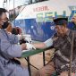 PANGKALPINANG -- Untuk mendukung peningkatan kualitas kesehatan masyarakat di lingkar tambang, PT Timah menghadirkan inisiatif program layanan kesehatan yang dilaksanakan di seluruh wilayah operasional PT Timah di Provinsi Kepulauan Bangka Belitung dan Provinsi Kepulauan Riau.

Aspek kesehatan merupakan salah satu prioritas perusahaan dalam meningkatkan kesejahteraan masyarakat. PT Timah menghadirkan layanan kesehatan secara langsung melalui Mobil Sehat.

Dalam melaksanakan program peningkatkan kualitas kesehatan masyarakat, PT Timah juga berkolaborasi dengan Pemerintah Daerah dan kelompok masyarakat.

Mobil Sehat PT Timah merupakan layanan kesehatan gratis yang memberikan pelayanan bagi masyarakat hingga ke pelosok-pelosok. Sejak diluncurkan pada 2020 lalu, Mobil Sehat PT Timah telah melayani belasan ribu warga. Pada tahun 2024, telah melayani 5.727 warga di Provinsi Kepulauan Bangka Belitung dan Provinsi Kepulauan Riau.

Di Mobil Sehat, PT Timah tak hanya memberikan pelayanan kesehatan tapi juga mengedukasi tentang pola hidup sehat bagi masyarakat. Kehadiran Mobil Sehat PT Timah selalu disambut antusias oleh warga.

Anggota holding industri pertambangan MIND ID ini juga kerap memberikan bantuan biaya pengobatan bagi masyarakat di lingkar tambang. Bantuan biaya pengobatan ini diharapkan dapat meringankan biaya pengobatan warga.

PT Timah juga mendukung peningkatan sarana kesehatan seperti menghadirkan mobil ambulance untuk memudahkan masyarakat menjangkau akses kesehatan.

Tak hanya itu, PT Timah juga menghadirkan program Kemunting, Kegiatan untuk menurunkan stunting yang merupakan upaya perusahaan untuk menurunkan stunting dan mencegah stunting dengan cara mengedukasi masyarakat tentang pemenuhan gizi seimbang dan pemberian makanan tambahan.

Pada tahun 2024, program kemunting telah dilaksanakan di enam titik dengan jumlah masyarakat yang mendapatkan manfaat yakni 163 orang. Melalui program ini, PT Timah juga memberikan bantuan paket makanan tambahan bagi masyarakat yang membutuhkan.

Inisiatif program kesehatan yang dilakukan PT Timah sejalan dengan Asta Cita Presiden Prabowo yakni Memperkuat pembangunan sumber daya manusia (SDM), sains, teknologi, pendidikan, kesehatan, prestasi olahraga, kesetaraan gender, serta penguatan peran perempuan, pemuda, dan penyandang disabilitas.

Departament Head Corporate Communication PT Timah, Anggi Siahaan mengatakan, program PT Timah dalam meningkatkan kualitas kesehatan masyarakat merupakan bentuk nyata kepedulian perusahaan terhadap kesejahteraan masyarakat.

“Perusahaan terus berkontribusi dalam meningkatkan kualitas hidup masyarakat, terutama di bidang kesehatan. Program ini akan terus dijalankan dan kembangkan sesuai dengan kebutuhan masyarakat,” ujarnya.

Dengan berbagai inisiatif ini, PT Timah berkomitmen untuk terus mendukung peningkatan kesehatan masyarakat sebagai bagian dari upaya menciptakan lingkungan yang lebih sehat dan sejahtera. (*). FOTO: Corporate Communication PT Timah Tbk